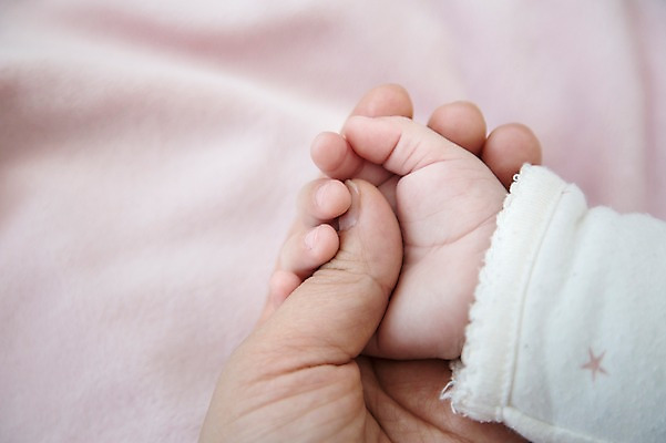 포토 JPG 스튜디오촬영 손 엄마 실내 사람 동양인 두명 신체부위 손잡기 한국인 아기 국내포토 가족 모션 인종 내부 파일형식