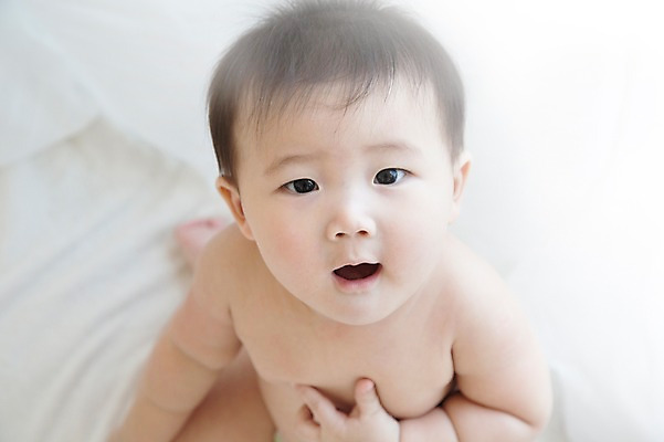 포토 JPG 스튜디오촬영 응시 남자 놀이 실내 한명 사람 앉기 동양인 귀여움 이불 한국인 아기 아기만 남자아기만 남자아기한명만 국내포토 1 시선 컨셉 침구 모션 인종 내부 남자만 남자한명만 파일형식