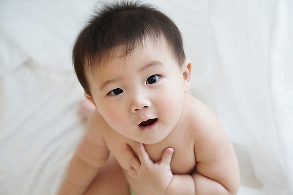 포토 JPG 스튜디오촬영 응시 남자 놀이 실내 한명 사람 앉기 동양인 귀여움 이불 한국인 아기 아기만 남자아기만 남자아기한명만 국내포토 1 시선 컨셉 침구 모션 인종 내부 남자만 남자한명만 파일형식