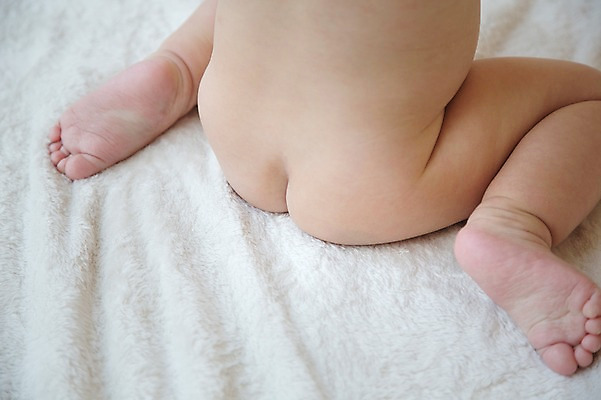 포토 JPG 스튜디오촬영 실내 한명 사람 앉기 동양인 뒷모습 신체부위 이불 한국인 아기 엉덩이 남자만 남자한명만 아기만 남자아기만 남자아기한명만 국내포토 1 뷰포인트 침구 모션 인종 내부 파일형식