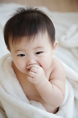 포토 JPG 스튜디오촬영 남자 손가락 실내 한명 사람 앉기 동양인 손짓 귀여움 이불 한국인 아기 물기 담요 아기만 남자아기만 남자아기한명만 국내포토 1 손 컨셉 침구 모션 인종 내부 남자만 남자한명만 파일형식