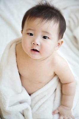 포토 JPG 스튜디오촬영 응시 남자 실내 한명 사람 앉기 동양인 귀여움 이불 한국인 아기 담요 아기만 남자아기만 남자아기한명만 국내포토 1 시선 컨셉 침구 모션 인종 내부 남자만 남자한명만 파일형식