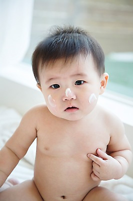 포토 JPG 스튜디오촬영 남자 실내 한명 사람 앉기 동양인 귀여움 화장품 한국인 아기 묻은 아기만 남자아기만 남자아기한명만 국내포토 1 컨셉 모션 인종 내부 뷰티 남자만 남자한명만 파일형식