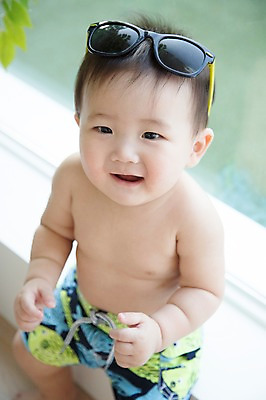 포토 JPG 스튜디오촬영 남자 수영복 실내 한명 사람 앉기 동양인 선글라스 귀여움 한국인 아기 즐거움 아기만 남자아기만 남자아기한명만 국내포토 1 옷 감정 안경 컨셉 모션 인종 내부 남자만 남자한명만 파일형식