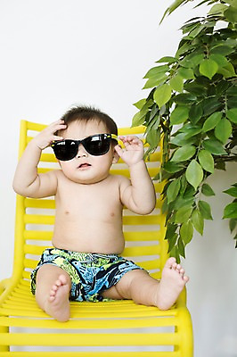 포토 JPG 스튜디오촬영 남자 수영복 의자 실내 한명 사람 앉기 동양인 선글라스 귀여움 한국인 아기 즐거움 아기만 남자아기만 남자아기한명만 국내포토 1 옷 감정 안경 가구 컨셉 모션 인종 내부 남자만 남자한명만 파일형식