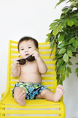 포토 JPG 스튜디오촬영 남자 수영복 의자 실내 한명 사람 앉기 동양인 선글라스 귀여움 한국인 아기 즐거움 아기만 남자아기만 남자아기한명만 국내포토 1 옷 감정 안경 가구 컨셉 모션 인종 내부 남자만 남자한명만 파일형식