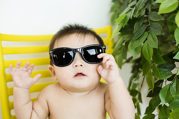 포토 JPG 스튜디오촬영 남자 실내 한명 사람 앉기 동양인 선글라스 귀여움 한국인 아기 즐거움 아기만 남자아기만 남자아기한명만 국내포토 1 감정 안경 컨셉 모션 인종 내부 남자만 남자한명만 파일형식