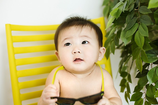 포토 JPG 스튜디오촬영 응시 남자 의자 실내 한명 들기 사람 앉기 동양인 선글라스 귀여움 한국인 아기 즐거움 아기만 남자아기만 남자아기한명만 국내포토 1 시선 감정 안경 가구 컨셉 모션 인종 내부 남자만 남자한명만 파일형식