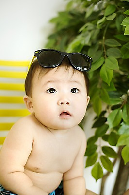 포토 JPG 스튜디오촬영 응시 남자 수영복 실내 한명 사람 앉기 동양인 선글라스 귀여움 한국인 아기 즐거움 아기만 남자아기만 남자아기한명만 국내포토 1 시선 옷 감정 안경 컨셉 모션 인종 내부 남자만 남자한명만 파일형식