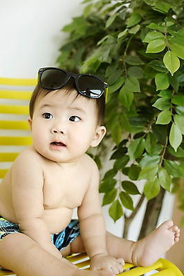 포토 JPG 스튜디오촬영 남자 수영복 의자 실내 한명 사람 앉기 동양인 선글라스 귀여움 한국인 아기 즐거움 아기만 남자아기만 남자아기한명만 국내포토 1 옷 감정 안경 가구 컨셉 모션 인종 내부 남자만 남자한명만 파일형식