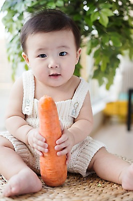 포토 JPG 스튜디오촬영 남자 채소 실내 한명 사람 앉기 동양인 귀여움 당근 한국인 아기 먹기 뜨개옷 아기만 남자아기만 남자아기한명만 국내포토 1 옷 컨셉 모션 뿌리채소 인종 내부 남자만 남자한명만 파일형식