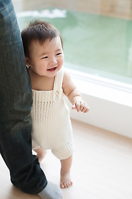 포토 JPG 스튜디오촬영 전신 남자 창문 실내 서기 웃음 사람 동양인 두명 신체부위 귀여움 한국인 다리 아기 아빠 창가 뜨개옷 남자만 국내포토 옷 컨셉 가족 모션 표정 인종 내부 파일형식