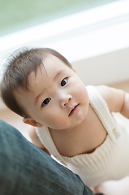 포토 JPG 스튜디오촬영 응시 남자 실내 서기 사람 동양인 두명 아웃포커스 신체부위 귀여움 한국인 다리 아기 잡기 뜨개옷 남자만 아기만 남자아기만 국내포토 시선 옷 컨셉 모션 촬영기법 인종 내부 파일형식