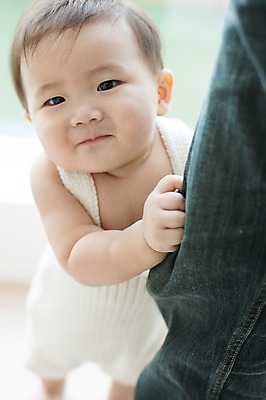 포토 JPG 스튜디오촬영 응시 남자 실내 서기 사람 동양인 두명 신체부위 귀여움 한국인 다리 아기 잡기 뜨개옷 남자만 아기만 남자아기만 국내포토 시선 옷 컨셉 모션 인종 내부 파일형식