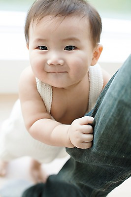 포토 JPG 스튜디오촬영 응시 남자 실내 서기 사람 동양인 두명 신체부위 귀여움 한국인 다리 아기 잡기 뜨개옷 남자만 아기만 남자아기만 국내포토 시선 옷 컨셉 모션 인종 내부 파일형식