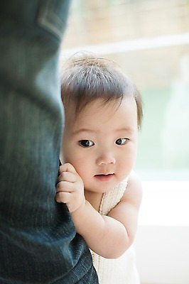 포토 JPG 스튜디오촬영 남자 실내 서기 사람 동양인 두명 신체부위 귀여움 한국인 다리 아기 잡기 뜨개옷 남자만 아기만 남자아기만 국내포토 옷 컨셉 모션 인종 내부 파일형식