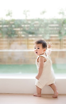 포토 JPG 스튜디오촬영 전신 남자 창문 실내 한명 서기 사람 동양인 귀여움 한국인 아기 창가 뜨개옷 아기만 남자아기만 남자아기한명만 국내포토 1 옷 컨셉 모션 인종 내부 남자만 남자한명만 파일형식