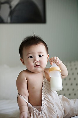 포토 JPG 스튜디오촬영 남자 실내 한명 들기 사람 앉기 동양인 귀여움 한국인 우유 아기 젖병 아기만 남자아기만 남자아기한명만 국내포토 1 컨셉 모션 유제품 인종 내부 아기용품 남자만 남자한명만 파일형식
