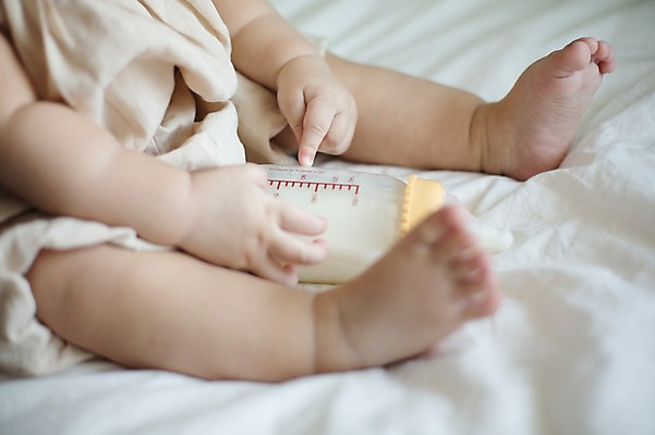 포토 JPG 스튜디오촬영 실내 한명 사람 동양인 아웃포커스 신체부위 이불 한국인 우유 다리 아기 젖병 남자만 남자한명만 아기만 남자아기만 남자아기한명만 국내포토 1 침구 유제품 촬영기법 인종 내부 아기용품 파일형식