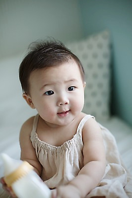 포토 JPG 스튜디오촬영 남자 실내 한명 웃음 들기 사람 앉기 동양인 아웃포커스 귀여움 한국인 우유 아기 젖병 아기만 남자아기만 남자아기한명만 국내포토 1 컨셉 모션 유제품 촬영기법 표정 인종 내부 아기용품 남자만 남자한명만 파일형식