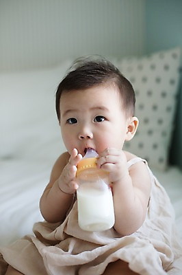 포토 JPG 스튜디오촬영 남자 실내 한명 사람 앉기 동양인 아웃포커스 귀여움 한국인 우유 아기 젖병 먹기 아기만 남자아기만 남자아기한명만 국내포토 1 컨셉 모션 유제품 촬영기법 인종 내부 아기용품 남자만 남자한명만 파일형식