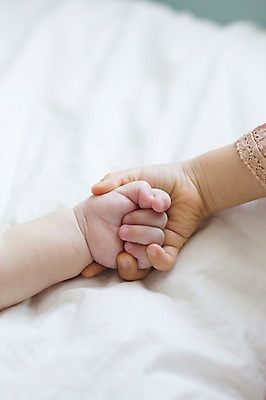 포토 JPG 스튜디오촬영 손 실내 사람 동양인 두명 신체부위 손잡기 이불 한국인 아기 아기만 국내포토 침구 모션 인종 내부 파일형식