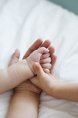 포토 JPG 스튜디오촬영 손 어린이 실내 사람 동양인 소년 신체부위 세명 손잡기 이불 한국인 아기 국내포토 남자 침구 모션 인종 내부 파일형식