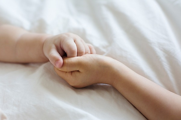 포토 JPG 스튜디오촬영 손 실내 사람 동양인 두명 신체부위 손잡기 이불 한국인 아기 아기만 국내포토 침구 모션 인종 내부 파일형식