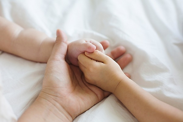 포토 JPG 스튜디오촬영 손 어린이 실내 사람 동양인 소년 신체부위 세명 손잡기 이불 한국인 아기 국내포토 남자 침구 모션 인종 내부 파일형식