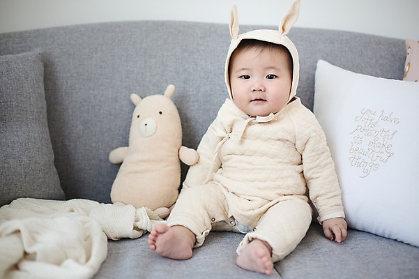 포토 JPG 스튜디오촬영 모자 남자 인형 쿠션 실내 한명 사람 앉기 동양인 소파 귀여움 한국인 아기 담요 토끼옷 아기만 남자아기만 남자아기한명만 국내포토 1 잡화 옷 컨셉 의자 모션 인종 내부 남자만 남자한명만 파일형식