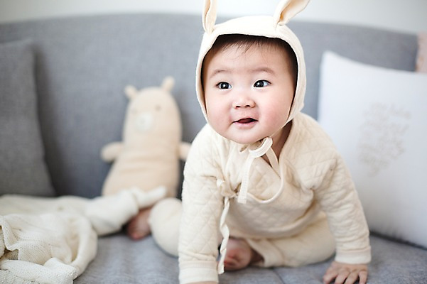 포토 JPG 스튜디오촬영 응시 남자 엎드리기 실내 한명 사람 동양인 소파 귀여움 한국인 아기 토끼옷 아기만 남자아기만 남자아기한명만 국내포토 1 시선 옷 컨셉 의자 모션 인종 내부 남자만 남자한명만 파일형식