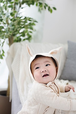 포토 JPG 스튜디오촬영 남자 실내 한명 서기 사람 동양인 소파 귀여움 기댐 한국인 아기 토끼옷 아기만 남자아기만 남자아기한명만 국내포토 1 옷 컨셉 의자 모션 인종 내부 남자만 남자한명만 파일형식