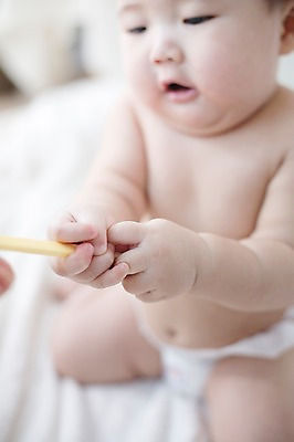 포토 JPG 스튜디오촬영 남자 실내 한명 사람 앉기 동양인 아웃포커스 귀여움 숟가락 한국인 아기 잡기 기저귀 아기만 남자아기만 남자아기한명만 국내포토 1 컨셉 모션 촬영기법 수저 인종 내부 아기용품 남자만 남자한명만 파일형식