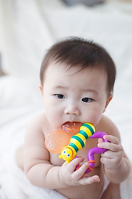 포토 JPG 스튜디오촬영 남자 놀이 실내 한명 사람 앉기 동양인 아웃포커스 장난감 귀여움 한국인 아기 물기 즐거움 아기만 남자아기만 남자아기한명만 국내포토 1 감정 컨셉 모션 촬영기법 인종 내부 남자만 남자한명만 파일형식