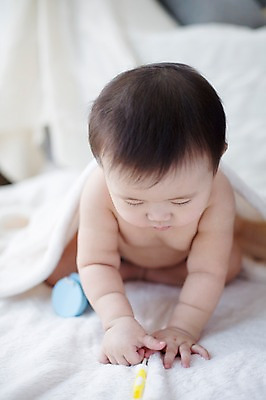 포토 JPG 스튜디오촬영 남자 놀이 실내 한명 사람 앉기 동양인 아웃포커스 귀여움 숟가락 한국인 아기 담요 아기만 남자아기만 남자아기한명만 국내포토 1 컨셉 모션 촬영기법 수저 인종 내부 남자만 남자한명만 파일형식