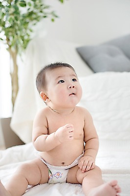 포토 JPG 스튜디오촬영 응시 남자 실내 한명 사람 앉기 동양인 귀여움 한국인 아기 담요 기저귀 아기만 남자아기만 남자아기한명만 국내포토 1 시선 컨셉 모션 인종 내부 아기용품 남자만 남자한명만 파일형식