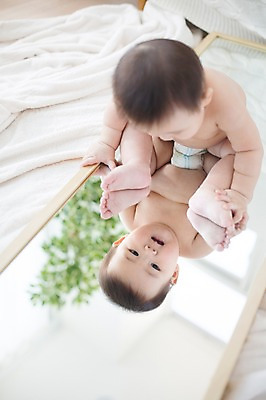 포토 JPG 스튜디오촬영 남자 실내 한명 사람 앉기 동양인 귀여움 거울 한국인 아기 기저귀 아기만 남자아기만 남자아기한명만 국내포토 1 컨셉 모션 인종 내부 아기용품 남자만 남자한명만 파일형식