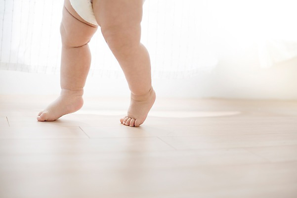 포토 JPG 스튜디오촬영 실내 한명 사람 동양인 신체부위 한국인 다리 아기 걸음마 남자만 남자한명만 아기만 남자아기만 남자아기한명만 국내포토 1 모션 인종 내부 파일형식