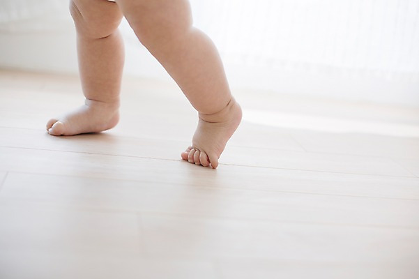 포토 JPG 스튜디오촬영 실내 한명 사람 동양인 신체부위 한국인 다리 아기 걸음마 남자만 남자한명만 아기만 남자아기만 남자아기한명만 국내포토 1 모션 인종 내부 파일형식