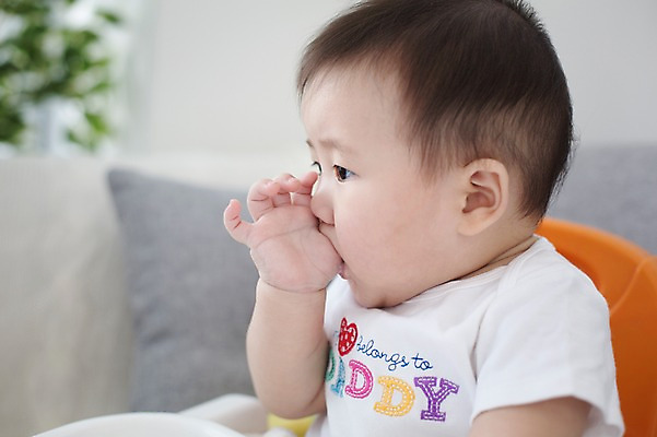 포토 JPG 스튜디오촬영 남자 의자 식탁 실내 한명 사람 앉기 동양인 귀여움 한국인 아기 아기의자 아기만 남자아기만 남자아기한명만 국내포토 1 가구 컨셉 모션 탁자 인종 내부 남자만 남자한명만 파일형식