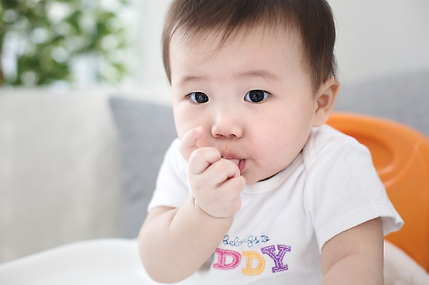 포토 JPG 스튜디오촬영 남자 의자 식탁 실내 한명 사람 앉기 동양인 귀여움 한국인 아기 아기의자 아기만 남자아기만 남자아기한명만 국내포토 1 가구 컨셉 모션 탁자 인종 내부 남자만 남자한명만 파일형식