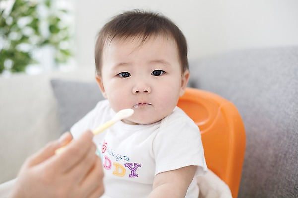 포토 JPG 스튜디오촬영 남자 음식 실내 한명 사람 동양인 귀여움 숟가락 한국인 아기 먹기 이유식 아기의자 아기만 남자아기만 남자아기한명만 국내포토 1 컨셉 의자 모션 수저 인종 내부 남자만 남자한명만 파일형식