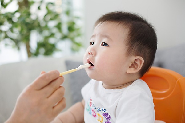 포토 JPG 스튜디오촬영 남자 음식 실내 한명 사람 동양인 귀여움 숟가락 한국인 아기 먹기 이유식 아기의자 아기만 남자아기만 남자아기한명만 국내포토 1 컨셉 의자 모션 수저 인종 내부 남자만 남자한명만 파일형식