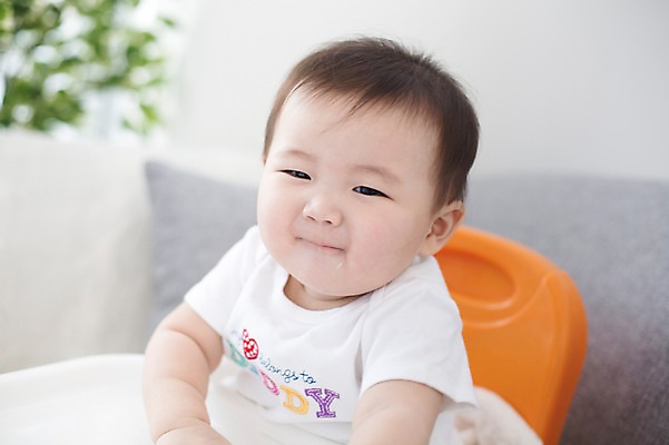 포토 JPG 스튜디오촬영 남자 의자 식탁 실내 한명 웃음 사람 앉기 동양인 귀여움 한국인 아기 아기의자 아기만 남자아기만 남자아기한명만 국내포토 1 가구 컨셉 모션 탁자 표정 인종 내부 남자만 남자한명만 파일형식