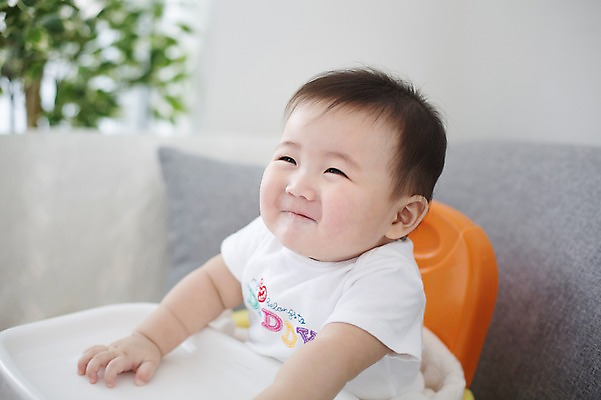 포토 JPG 스튜디오촬영 남자 의자 식탁 실내 한명 웃음 사람 앉기 동양인 귀여움 한국인 아기 아기의자 아기만 남자아기만 남자아기한명만 국내포토 1 가구 컨셉 모션 탁자 표정 인종 내부 남자만 남자한명만 파일형식