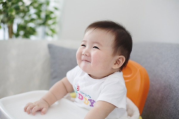 포토 JPG 스튜디오촬영 남자 의자 식탁 실내 한명 웃음 사람 앉기 동양인 귀여움 한국인 아기 아기의자 아기만 남자아기만 남자아기한명만 국내포토 1 가구 컨셉 모션 탁자 표정 인종 내부 남자만 남자한명만 파일형식