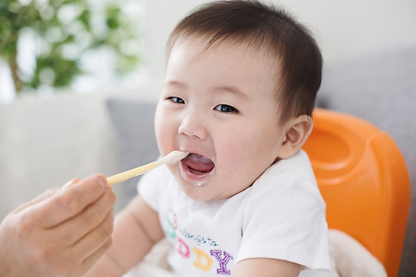 포토 JPG 스튜디오촬영 남자 음식 실내 한명 사람 동양인 귀여움 숟가락 한국인 아기 먹기 이유식 아기의자 아기만 남자아기만 남자아기한명만 국내포토 1 컨셉 의자 모션 수저 인종 내부 남자만 남자한명만 파일형식