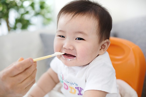 포토 JPG 스튜디오촬영 남자 음식 실내 한명 사람 동양인 귀여움 숟가락 한국인 아기 먹기 이유식 아기의자 아기만 남자아기만 남자아기한명만 국내포토 1 컨셉 의자 모션 수저 인종 내부 남자만 남자한명만 파일형식