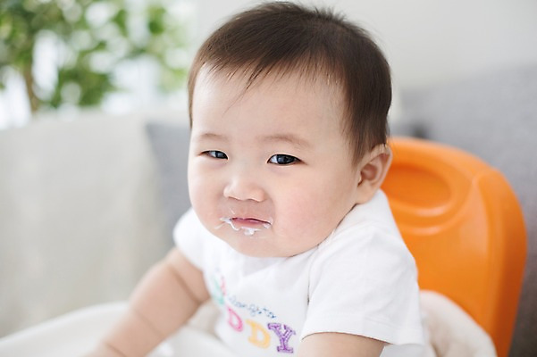 포토 JPG 스튜디오촬영 남자 실내 한명 사람 동양인 귀여움 한국인 아기 먹기 이유식 아기의자 아기만 남자아기만 남자아기한명만 국내포토 1 음식 컨셉 의자 모션 인종 내부 남자만 남자한명만 파일형식