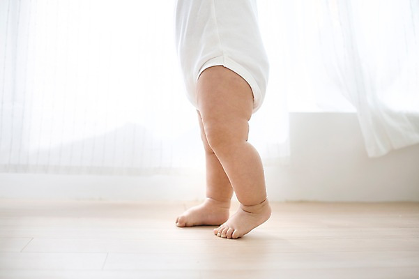 포토 JPG 스튜디오촬영 실내 한명 사람 동양인 신체부위 한국인 다리 아기 걸음마 남자만 남자한명만 아기만 남자아기만 남자아기한명만 국내포토 1 모션 인종 내부 파일형식